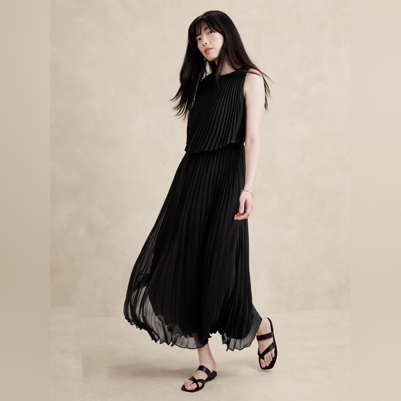 NWT! Banana Republic Black Pleated Chiffon Maxi Dress - Size 14 - Picture 1 of 4